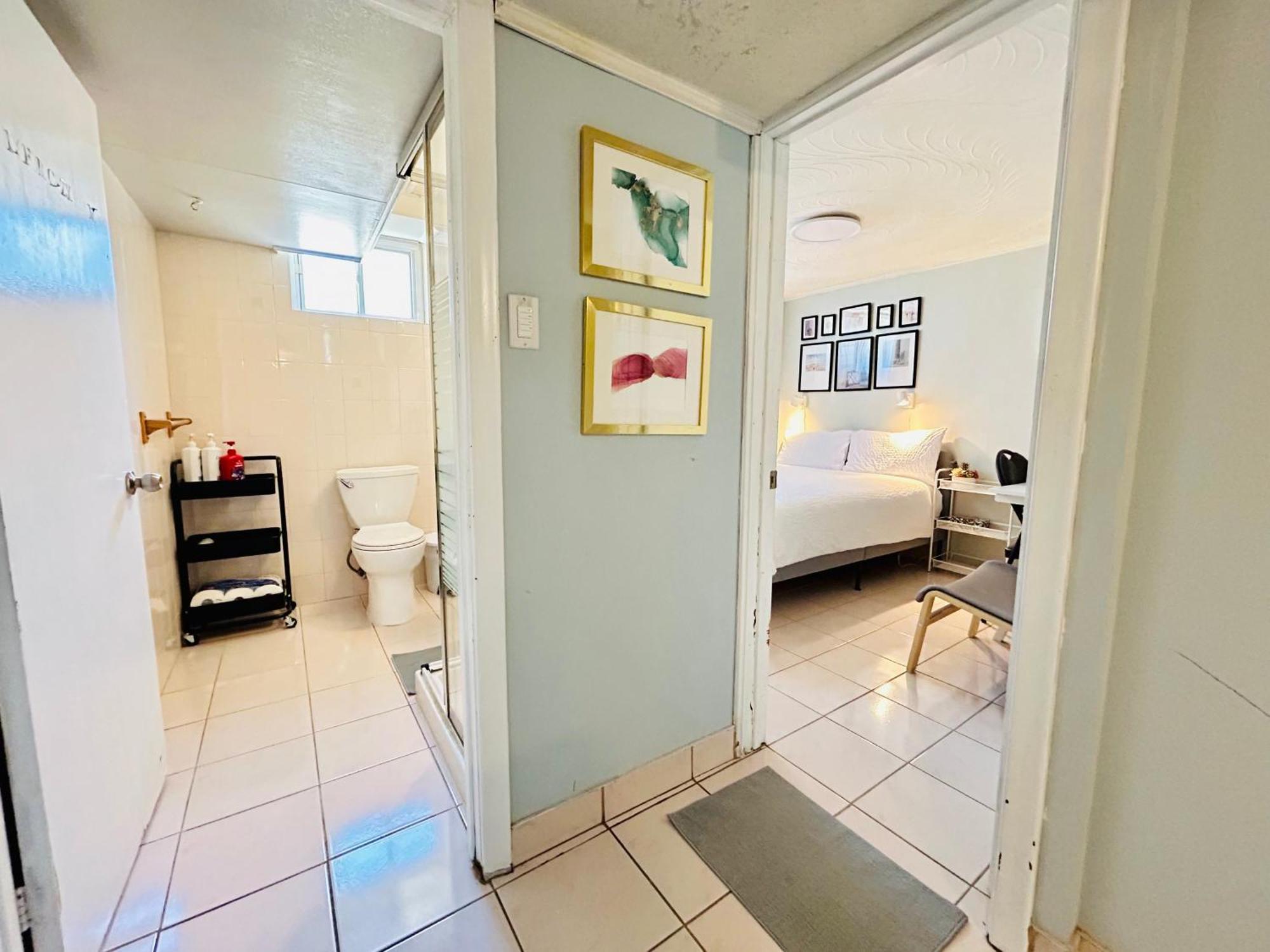 Cozy Basement Room-Private Bath - Near Subway Line 1 - Toronto Exteriör bild