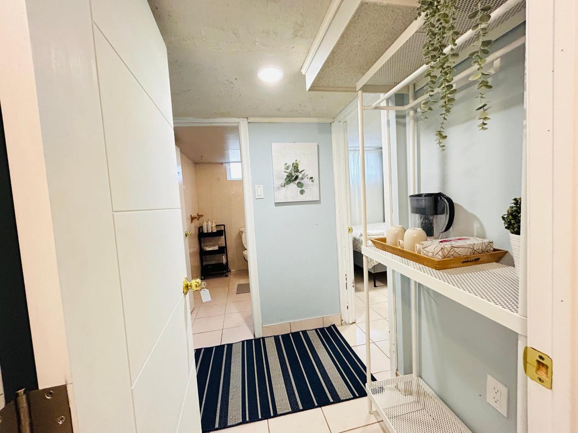 Cozy Basement Room-Private Bath - Near Subway Line 1 - Toronto Exteriör bild