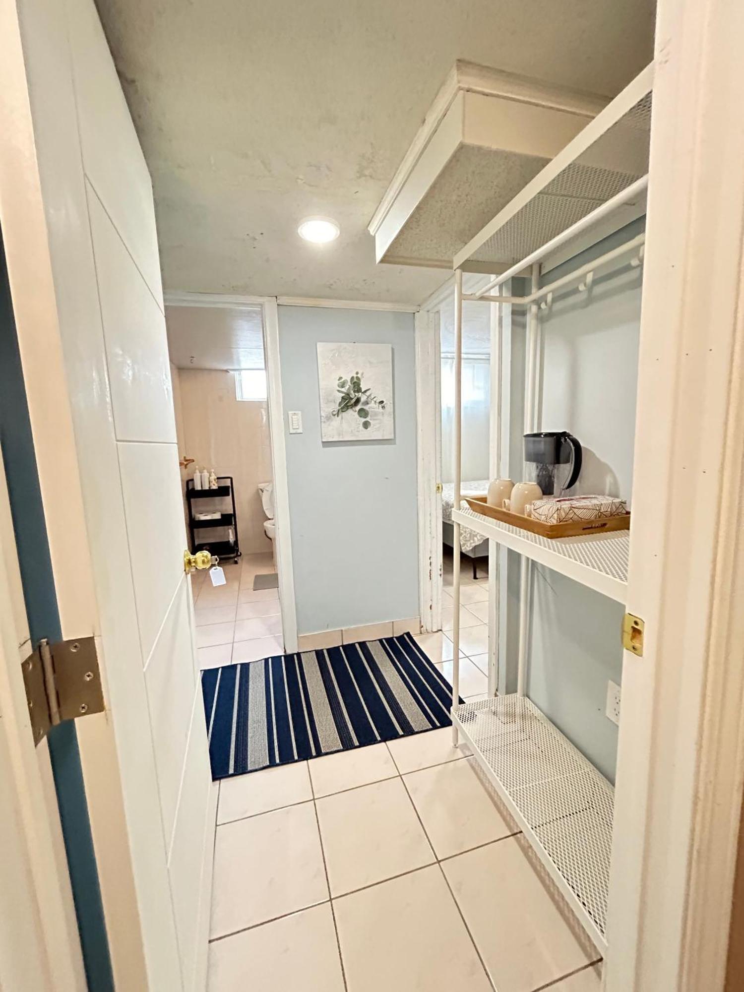 Cozy Basement Room-Private Bath - Near Subway Line 1 - Toronto Exteriör bild